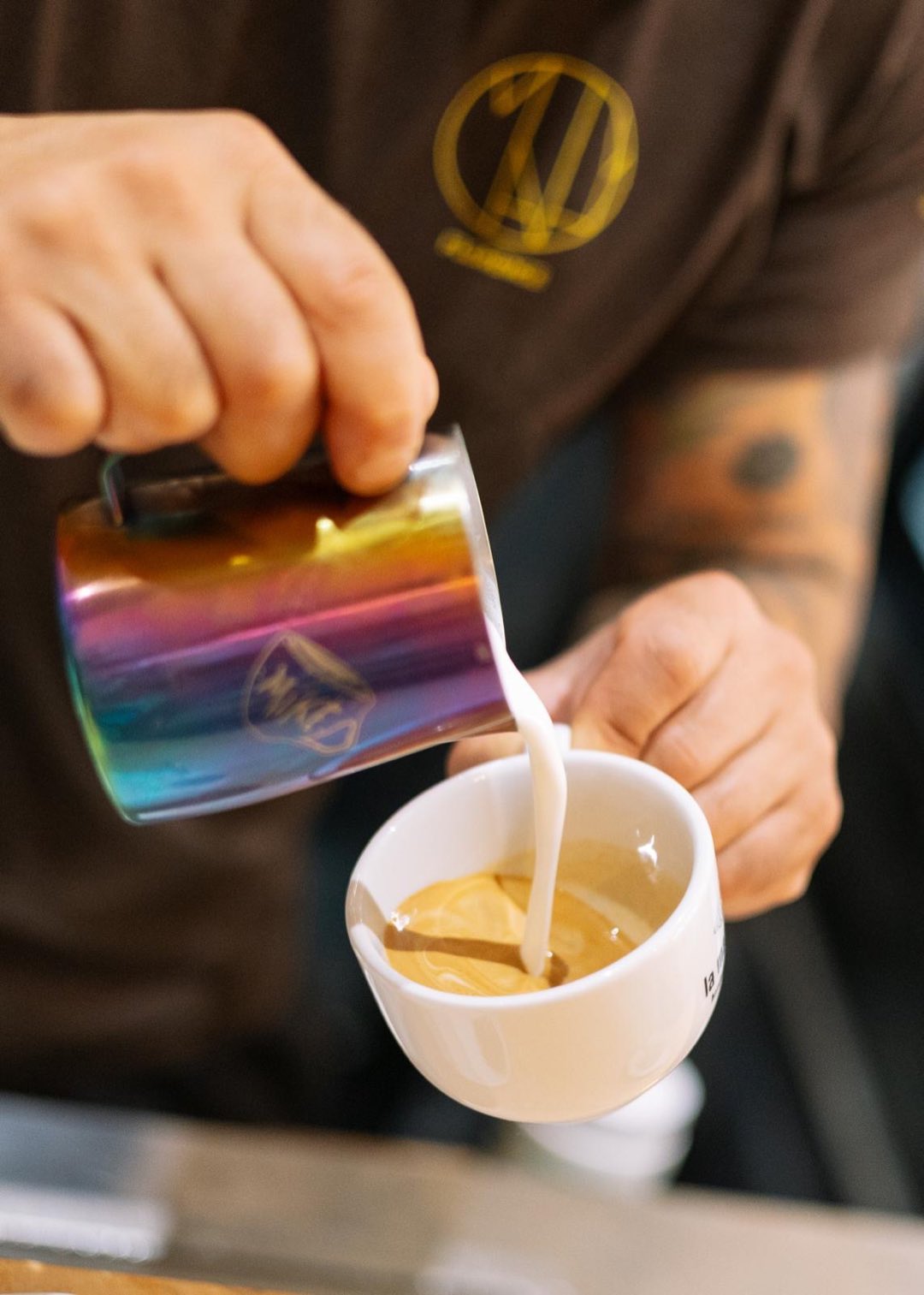 Latte art versata al banco