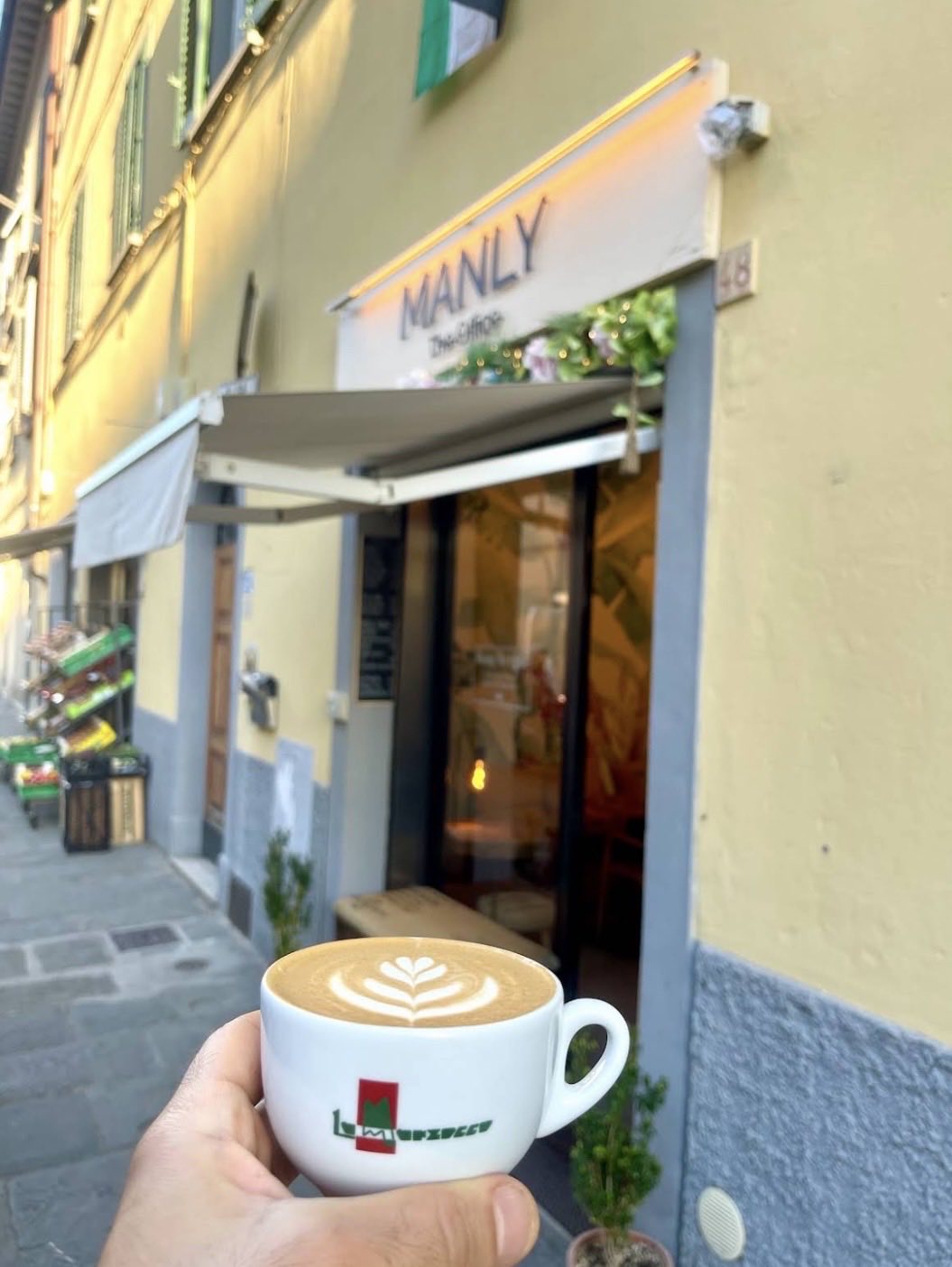 Cappuccino davanti alla vetrina